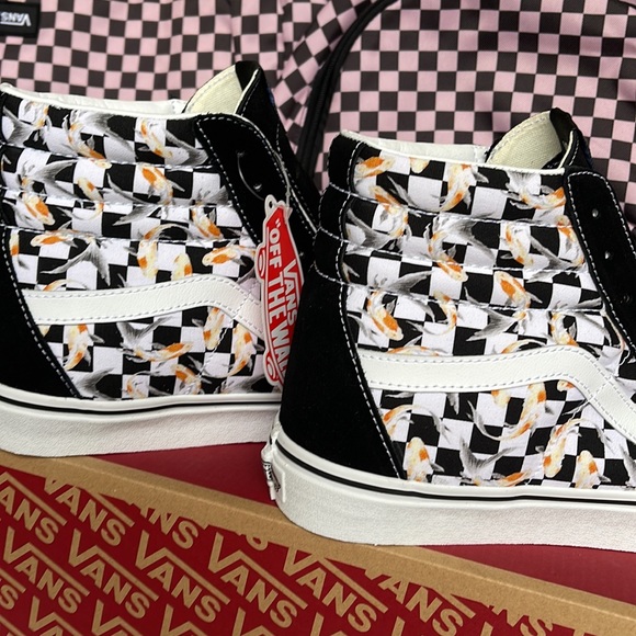 Vans Men’s Sk8-Hi
Checkerboard Koi/Black
VN0A7Q5NVG3
Sneakers - Picture 15 of 16